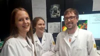 Jerneja Koren (levo) med obiskom laboratorijev na Institutu 
Jožefa Stefana v Ljubljani.