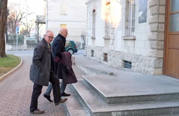 Na ajdovskem okrajnem sodišču so Danilu Zavrtaniku (levo, ob 
njem odvetnik Boštjan Penko) v torek izrekli denarno kazen.