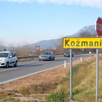 V blagem desnem ovinku pred naseljem Kožmani je rektor pred 
letom in pol naenkrat zapeljal levo na  nasprotni vozni pas ... 