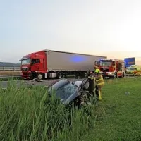 ... in se z avtom zaletel v sprednji  del tovornega  vozila s 
polpriklopnikom.
