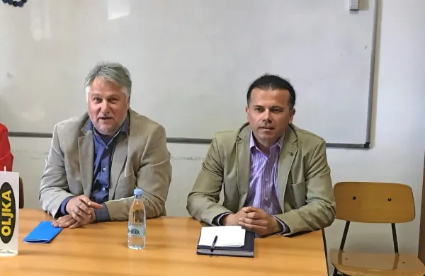V zadnjih dneh prejšnjega leta je odstopil dosedanji predsednik 
stranke Oljka Valter Krmac (levo).