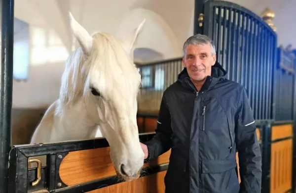 Ladislav Fabris: “Lipica mi je dala  veliko znanja in veselja do dela 
z lipicanci, kar me je znova pritegnilo v ekipo Kobilarne Lipica, da 
bom vse to   delil z mlajšimi generacijami jahačev.”