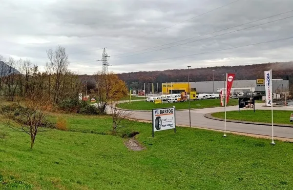 Arso zahteva presojo vplivov na okolje za bodočo cono. Občina 
ima za to čas do 31 maja, sicer lahko izgubi 2,5 milijona evrov.