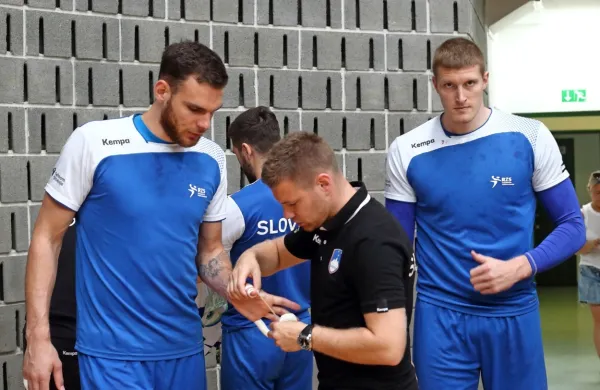 Borut Mačkovšek (levo) tvori s klubskim in reprezentančnim 
soigralcem  Blažem Blagotinškom (desno) tudi pomembno navezo 
v obrambi.  