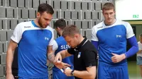 Borut Mačkovšek (levo) tvori s klubskim in reprezentančnim 
soigralcem  Blažem Blagotinškom (desno) tudi pomembno navezo 
v obrambi.  