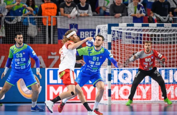 Mikkel Hansen (z žogo) bo z Dansko poskušal povezati naslove 
olimpijskega, svetovnega in evropskega prvaka.