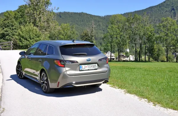 Toyota je s korenito prenovo corolle naredila pomemben korak, ki 
se bo poznal tudi pri priljubljenosti. Karavanska izvedba je 
zagotovo primerna izbira za družino, cena pa bo odvisna od izbire 
pogona.