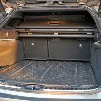 Prtljažnik ponuja ogromno prostora, še posebej, ko je naslon 
zadnje klopi v ležečem položaju. Dodatno ima pod predelno polico 
še večji prostor, kjer je sicer mesto za rezervno kolo.