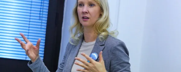 Medijska psihologinja mag. Martina Peštaj poudarja, da otroci  niso  
le  pasivni gledalci,  ampak  aktivni gledalci, ki  doživljajo, razmišljajo,  podobe jim burijo  domišljijo..