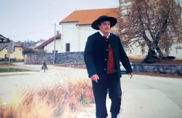  Pavla Knobla v srednjih letih igra Žan Papič, ki se na koncu sprehodi skozi današnji Orehek. 