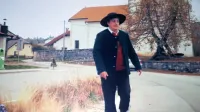  Pavla Knobla v srednjih letih igra Žan Papič, ki se na koncu sprehodi skozi današnji Orehek. 