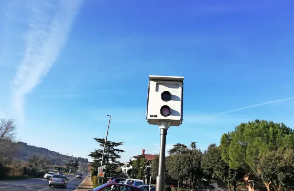Ohišje ob Južni cesti pri OŠ Livade