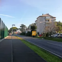 Ohišje za radar na Prešernovi cesti ob OŠ Vojke Šmuc