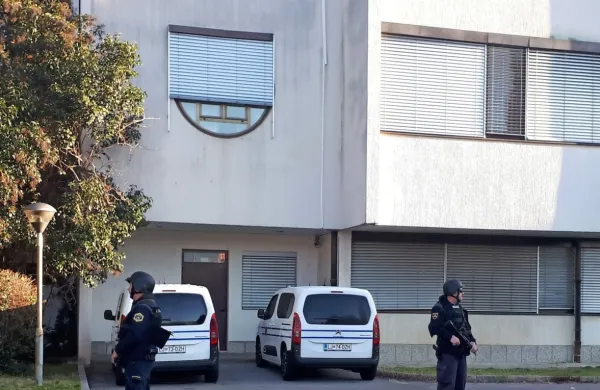 Pred sodiščem je bilo včeraj več policijskih vozil, policisti so ves 
čas  varovali stranski vhod sodišča. 