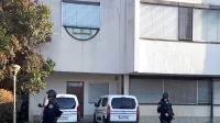Pred sodiščem je bilo včeraj več policijskih vozil, policisti so ves 
čas  varovali stranski vhod sodišča. 
