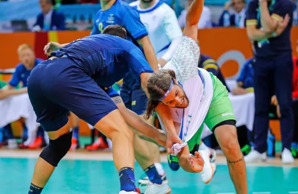 Dean Bombač (z žogo) je že v Riu spravil v zadrego švedsko 
obrambo. Kako bo v Göteborgu?