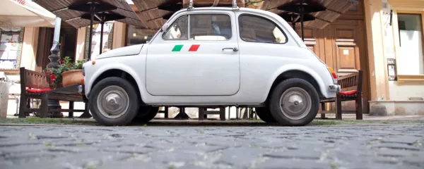 Cimer je imel fiat 500 (činqučento). Jaz sem mu pravil kavni 
mlinček. Še dobro, da smo bolj malo jedli, ker sicer ne bi zlezla oba 
noter.