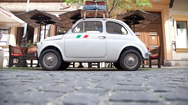 Cimer je imel fiat 500 (činqučento). Jaz sem mu pravil kavni 
mlinček. Še dobro, da smo bolj malo jedli, ker sicer ne bi zlezla oba 
noter.