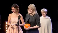 Lanskoletna zmagovalka Patricija Lovišček je skulpturo zlatega 
jabolka izročila Larisi Štoka.