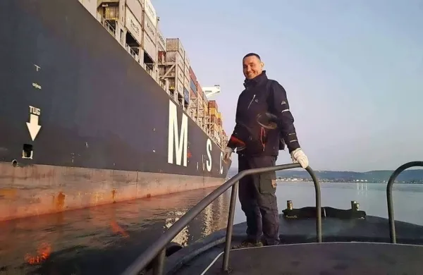 Pristaniški pilot Andrej Gorup pred vkrcanjem na ladjo.