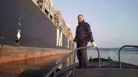 Pristaniški pilot Andrej Gorup pred vkrcanjem na ladjo.
