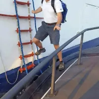 Pristaniški pilot Andrej Gorup pred vkrcanjem na ladjo.  