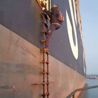 Pristaniški pilot Andrej Gorup pri vkrcanju na ladjo.