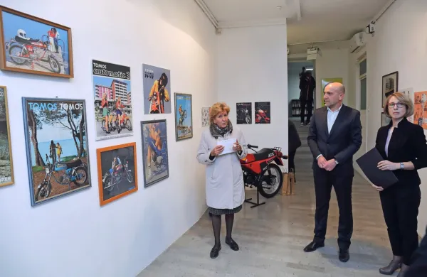  Kustosinja Tatjana Sirk (desno), pobudnik Stevo Vujič in direktorica Obalnih galerij Jelka Pečar  
