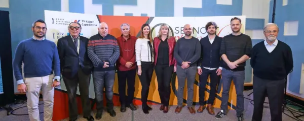  Finalisti izbora Osebnost Primorske 2019 so  v torek poklepetali in spoznali  ustvarjalce akcije v Studiu Hendrix Radia Koper. Drevi bo znano, kdo izmed njih bo domov odnesel zlato jabolko.