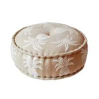 Tabureji so povsod dobrodošli in ananas je lahko tudi pastelnih barv. Sweetpea & Willow.