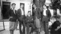 Mladi goriški bogoslovci sredi 30. let na izletu v Kobaridu; prvi z 
leve kasnejši duhovnik in pesnik Alojz Kocjančič iz Kubeda, drugi 
z desne Štefan Cek.
