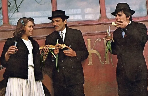 Neda Arnerić je leta 1980 igrala v kultnem Šijanovem  filmu Kdo  tam poje (Ko to tamo peva); ob njej 
Dragan Nikolić in Slavko Štimac. 