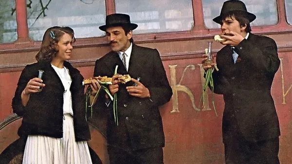 Neda Arnerić je leta 1980 igrala v kultnem Šijanovem  filmu Kdo  tam poje (Ko to tamo peva); ob njej 
Dragan Nikolić in Slavko Štimac. 