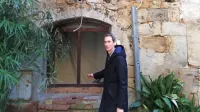 Bruno Kuzmin iz piranske občine ob požganem objektu v središču 
mesta