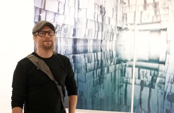  Goriški fotograf Primož Bizjak je diplomiral v  Benetkah in zdaj živi v Nemčiji. 