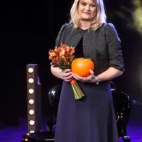 Po predsednikovem jabolku navdiha je Larisa Štoka prejela še 
zlato jabolko, simbol akcije Osebnost Primorske.