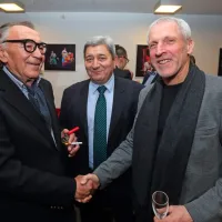 Tako sta se pozdravila  kolumnista Primorskih novic Milan Rakovac (levo) in Robert Turk; med njima 
vodja Regionalnega RTV centra Koper-Capodistria Dragomir Mikelič. 

