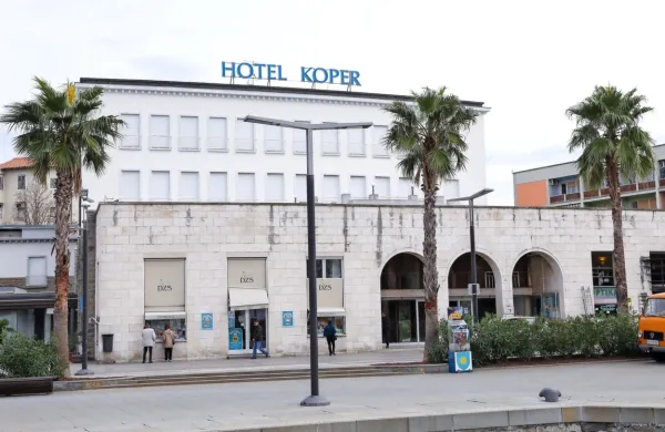  Hotel Koper v današnji podobi pred začetkom prenove, ki naj bi 
bila po napovedih dokončana do poletja.