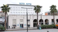  Hotel Koper v današnji podobi pred začetkom prenove, ki naj bi 
bila po napovedih dokončana do poletja.
