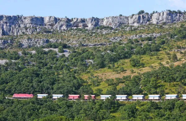 Vlaki danes nemoteno vozijo pod Kraškim robom, kjer je lani 
okolje in pitno vodo v celotni Istri ogrozilo iztirjenje vagonov s 
kerozinom. 