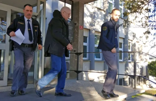 

Draganu Kukanji (v sredini) novogoriško tožilstvo poleg umora 
mame očita še hudo telesno poškodbo, zanemarjanje mladoletne 
osebe ter nasilje v družini.