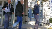 

Draganu Kukanji (v sredini) novogoriško tožilstvo poleg umora 
mame očita še hudo telesno poškodbo, zanemarjanje mladoletne 
osebe ter nasilje v družini.