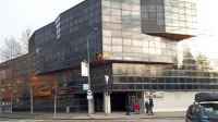 Upravna stavba propadlega sežanskega gradbinca, ki je zabredel v 
stečaj poleti leta 2014, prazna  čaka na kupce.