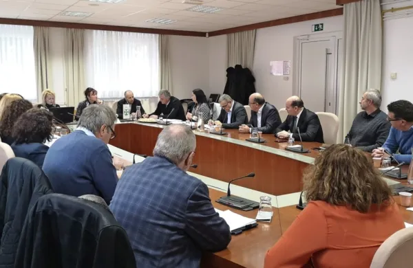 Župani in predstavniki zdravstvenih domov iz regije so včeraj na 
posvetu z državnih sekretarjem Tomažem Pliberškom podprli 
ohranitev hrpeljske dežurne zdravstvene službe.