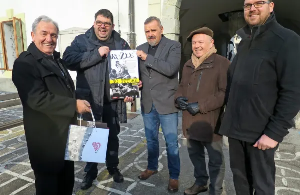Gostitelji - Bojan Režun, Samo Bevk (oba SD), Tomaž Vencelj in 
Gašper Uršič (župana) so ministra Zorana Pozniča (na sredini) 
pozdravili s koledarjem nekdanjih pankovskih Kuzel, nastalih pred 
40 leti. 
