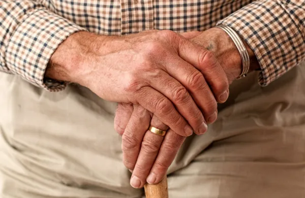 Postojnski Zavod Pristan pomoč na domu trenutno nudi 117 
uporabnikom, kar je 3,9 odstotka starejših nad 65 let (državno 
povprečje je 1,7 odstotka). V primerjavi z drugimi občinami je 
vključenost med najvišjimi v Sloveniji.