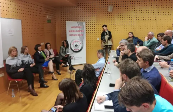 Udeleženci  omizja  so se med drugim  zanimali tudi, ali bi bilo 
smiselno za destinacijo Kras-Brkini ustvariti lasten rezervacijski 
sistem, soroden bookingu.  
