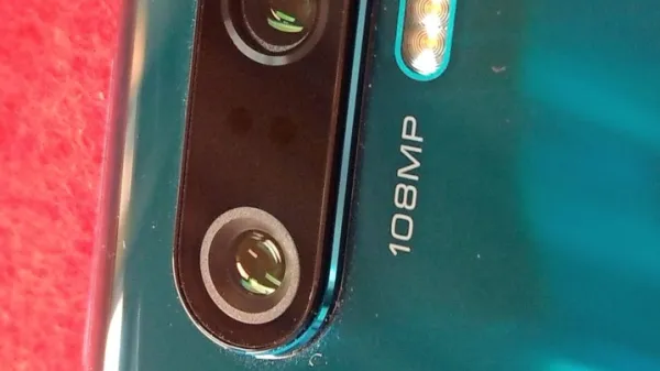 Nabor  petih kamer na hrbtni strani telefona