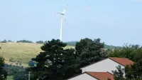 Nad vetrno elektrarno v Dolenji vasi, ki je ena od dveh vetrnih 
elektrarn v Sloveniji, prebivalci niso navdušeni.