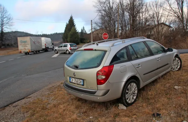 Za policijo je prostor ob križišču z glavno cesto “površina, 
primerna za parkiranje”.  